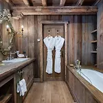 Chalet Montagnard A Rochebrune Avec Jacuzzi, Sauna, 6 Chambres, Proche Des Pistes, Accueil 12 Pers - Fr-1-569-37