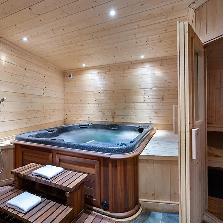 Montagnard A Rochebrune Avec Jacuzzi, Sauna, 6 Chambres, Proche Des Pistes, Accueil 12 Pers - Fr-1-569-37